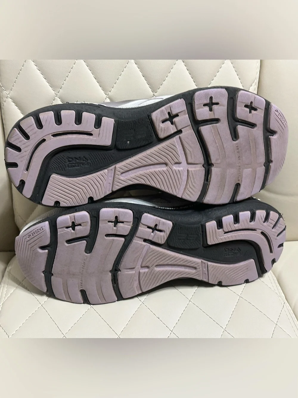 Brooks Adrenaline GTS 23 Wide running shoes size 8.5 wide gray